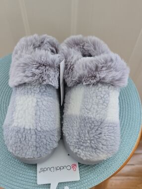 CUDDL DUDS BRAND WOMENS GRAY AND WHITE CHECKERED SLIPPERS SIZE SMALL 5-6